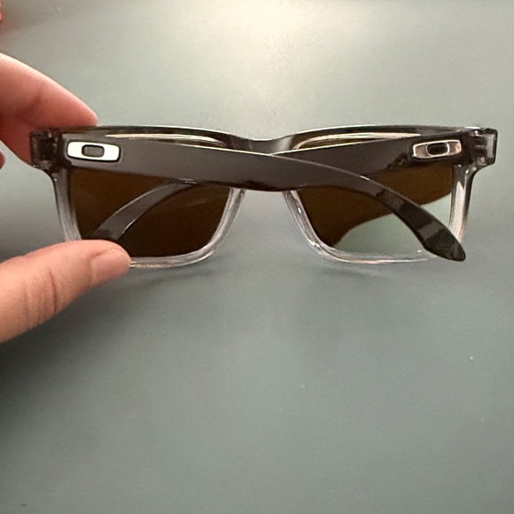 Oakley men’s Blue Lens Sunglasses - Picture 3 of 8